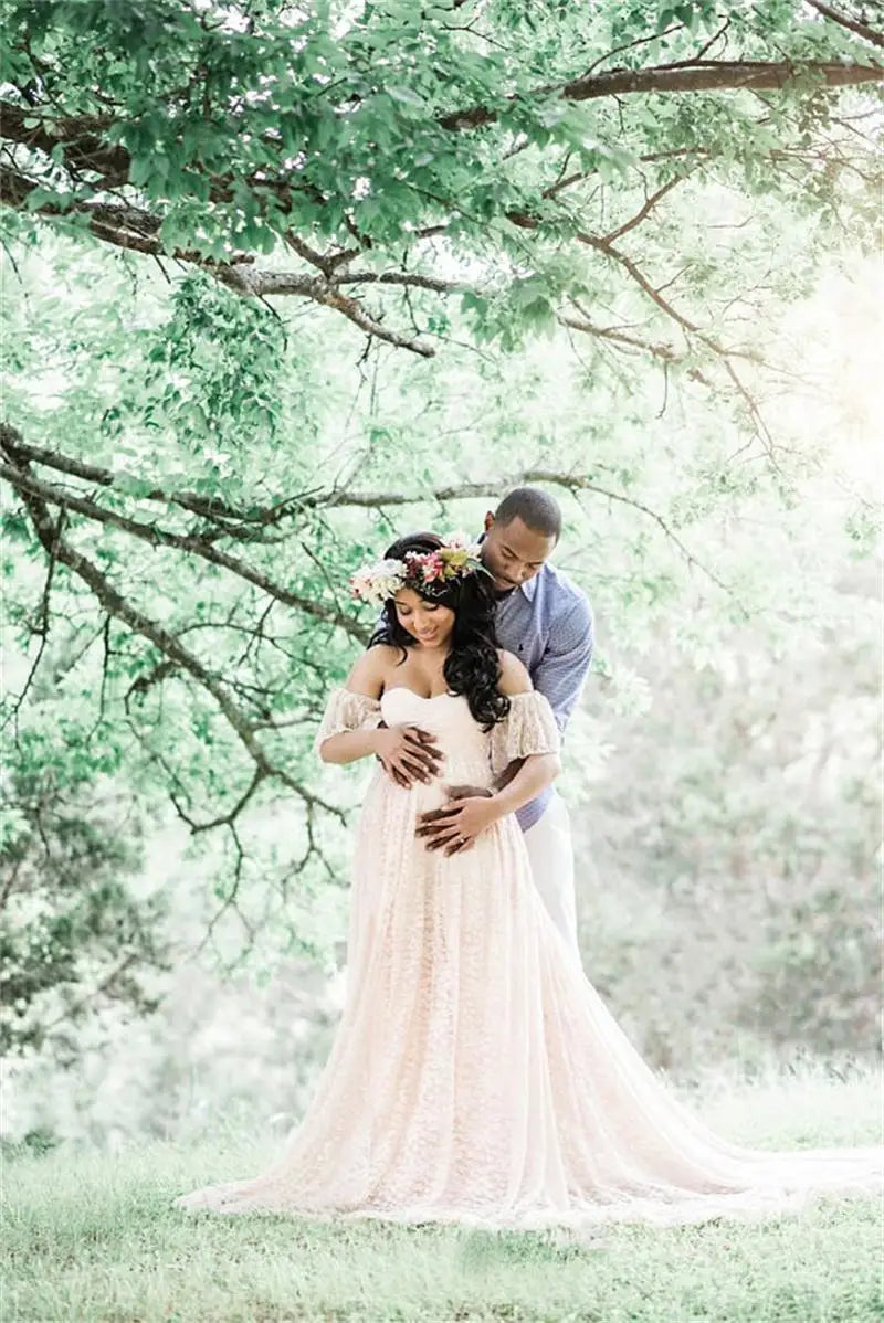 Perfekt für Fotoshootings, Hochzeiten oder besondere Anlässe – dieses elegante schulterfreie Spitzenkleid verwandelt dich in die strahlende Mama, die du bist!