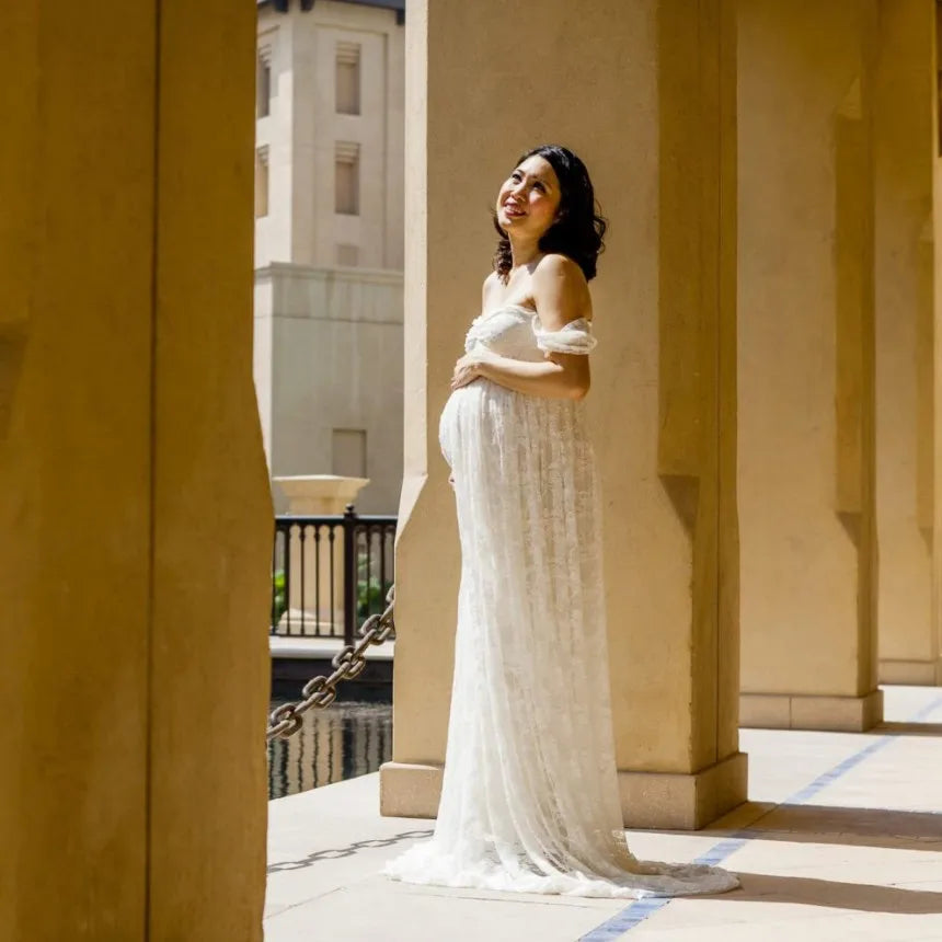 Perfekt für Fotoshootings, Hochzeiten oder besondere Anlässe – dieses elegante schulterfreie Spitzenkleid verwandelt dich in die strahlende Mama, die du bist!