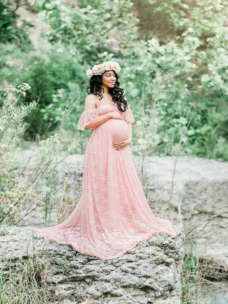 Perfekt für Fotoshootings, Hochzeiten oder besondere Anlässe – dieses elegante schulterfreie Spitzenkleid verwandelt dich in die strahlende Mama, die du bist!