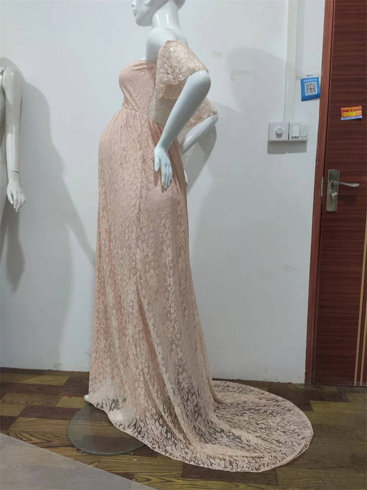 Perfekt für Fotoshootings, Hochzeiten oder besondere Anlässe – dieses elegante schulterfreie Spitzenkleid verwandelt dich in die strahlende Mama, die du bist!
