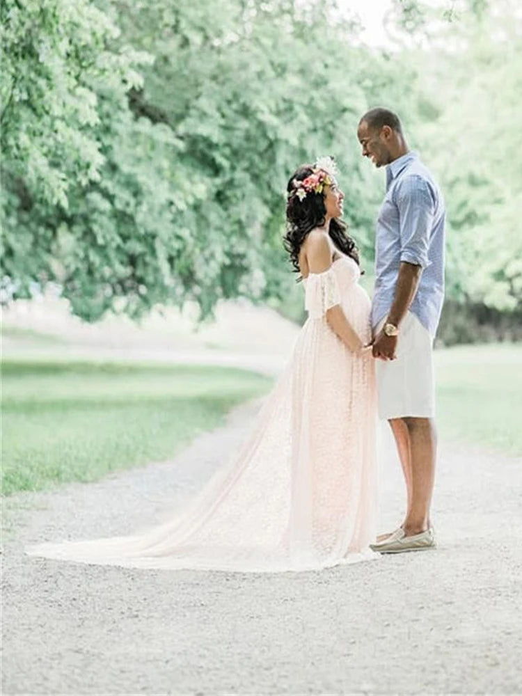 Perfekt für Fotoshootings, Hochzeiten oder besondere Anlässe – dieses elegante schulterfreie Spitzenkleid verwandelt dich in die strahlende Mama, die du bist!