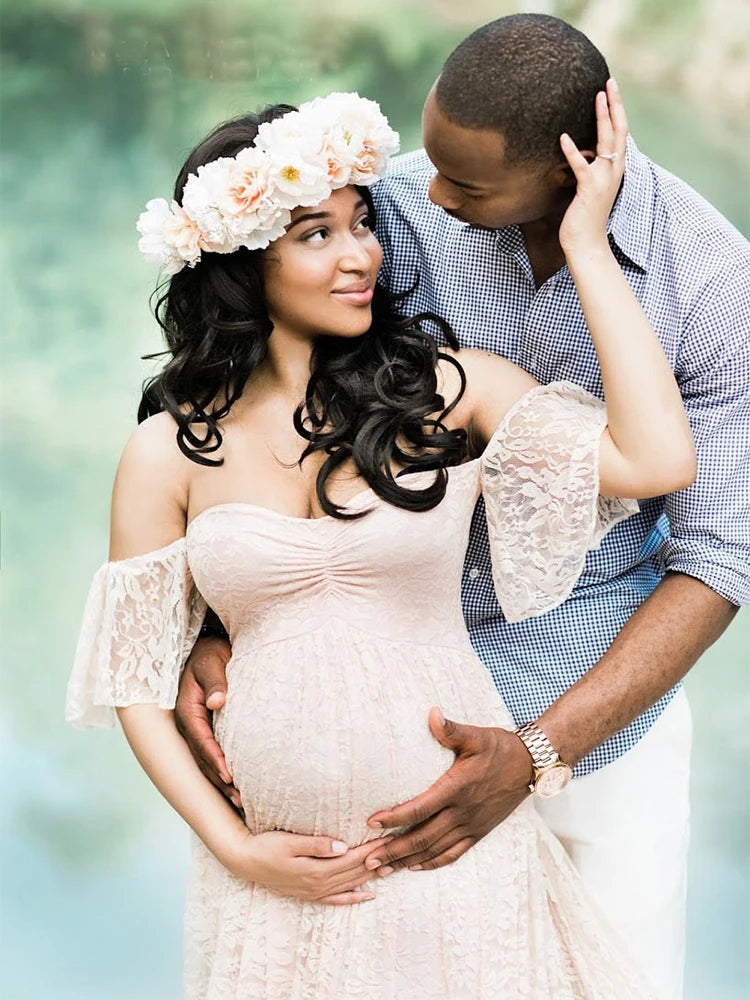 Perfekt für Fotoshootings, Hochzeiten oder besondere Anlässe – dieses elegante schulterfreie Spitzenkleid verwandelt dich in die strahlende Mama, die du bist!