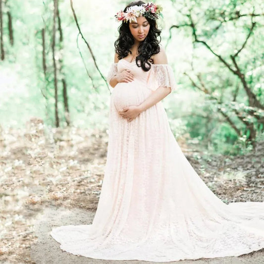Perfekt für Fotoshootings, Hochzeiten oder besondere Anlässe – dieses elegante schulterfreie Spitzenkleid verwandelt dich in die strahlende Mama, die du bist!