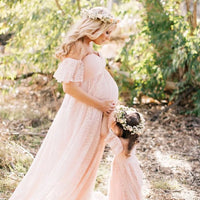 Perfekt für Fotoshootings, Hochzeiten oder besondere Anlässe – dieses elegante schulterfreie Spitzenkleid verwandelt dich in die strahlende Mama, die du bist!