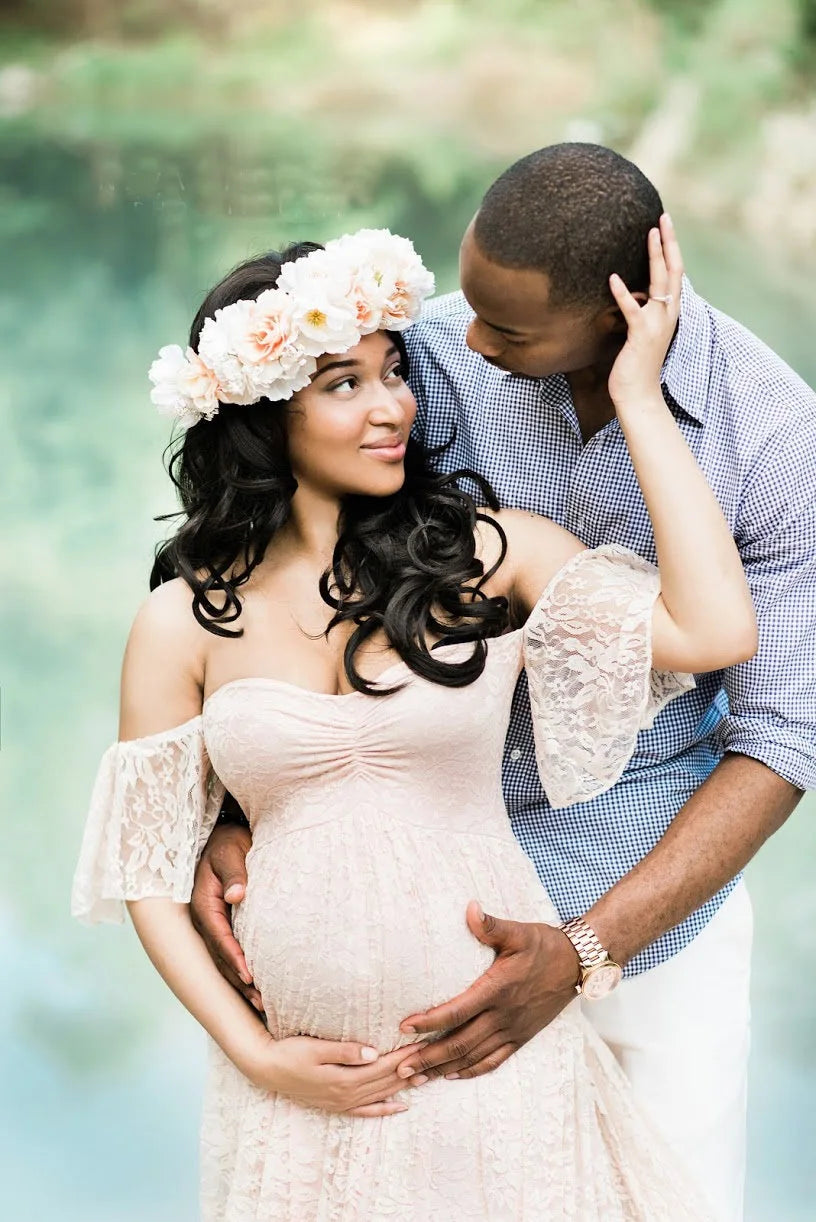 Perfekt für Fotoshootings, Hochzeiten oder besondere Anlässe – dieses elegante schulterfreie Spitzenkleid verwandelt dich in die strahlende Mama, die du bist!