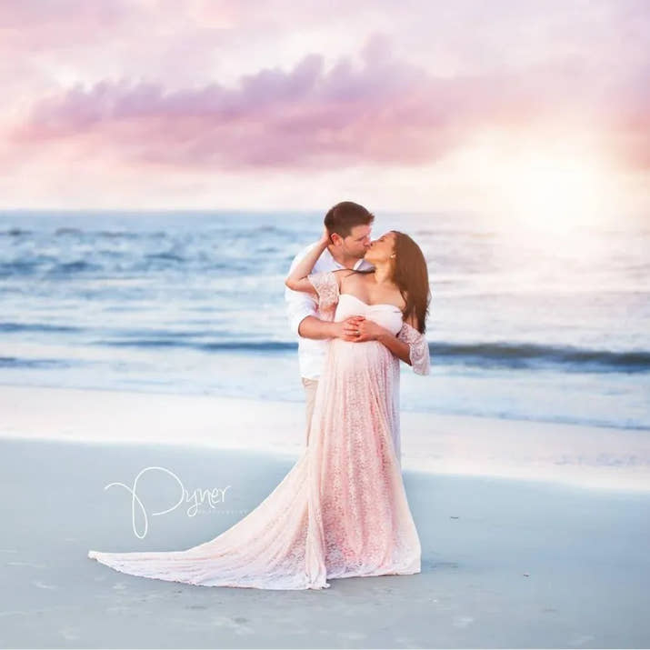 Perfekt für Fotoshootings, Hochzeiten oder besondere Anlässe – dieses elegante schulterfreie Spitzenkleid verwandelt dich in die strahlende Mama, die du bist!