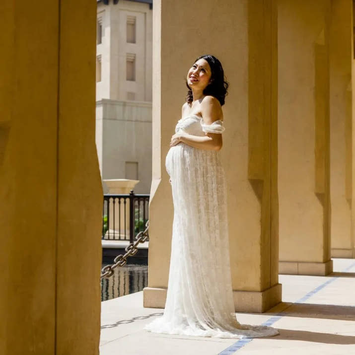 Perfekt für Fotoshootings, Hochzeiten oder besondere Anlässe – dieses elegante schulterfreie Spitzenkleid verwandelt dich in die strahlende Mama, die du bist!