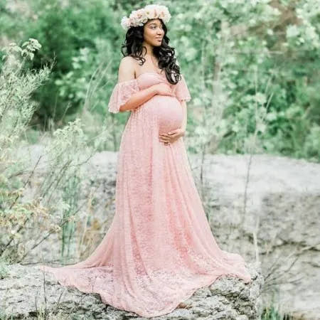 Perfekt für Fotoshootings, Hochzeiten oder besondere Anlässe – dieses elegante schulterfreie Spitzenkleid verwandelt dich in die strahlende Mama, die du bist!