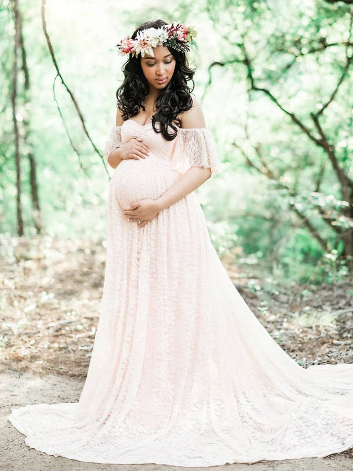Perfekt für Fotoshootings, Hochzeiten oder besondere Anlässe – dieses elegante schulterfreie Spitzenkleid verwandelt dich in die strahlende Mama, die du bist!