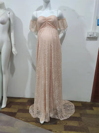 Perfekt für Fotoshootings, Hochzeiten oder besondere Anlässe – dieses elegante schulterfreie Spitzenkleid verwandelt dich in die strahlende Mama, die du bist!