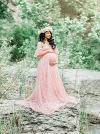 Perfekt für Fotoshootings, Hochzeiten oder besondere Anlässe – dieses elegante schulterfreie Spitzenkleid verwandelt dich in die strahlende Mama, die du bist!
