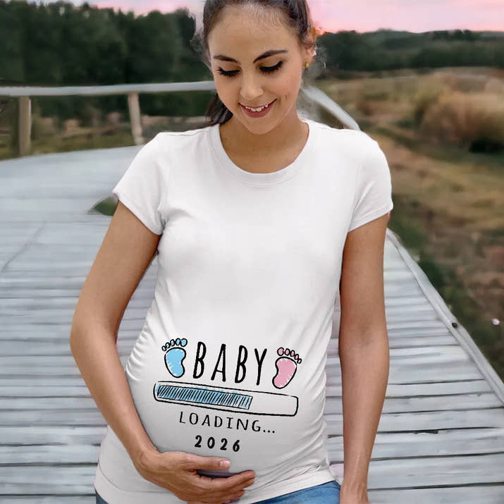 🤰 „Baby Loading 2026“ – Lustiges Umstands-T-Shirt für Mamas